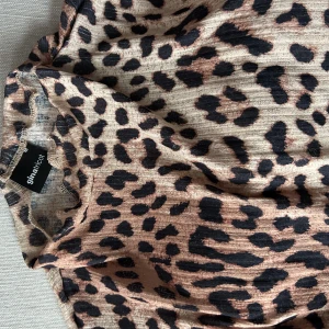 Leopard mesh tröja    - Tröja från Gina i storlek M 
