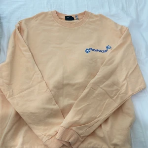 Orange tröja - Orange tröja med tryck bak och fram från asos💗 bra skick inga defekter 