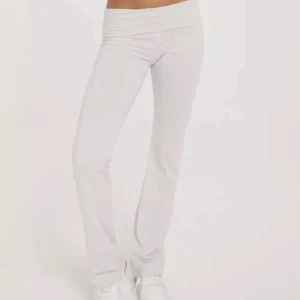 Yoga pants - Säljer nu dessa trendiga ”fold down” yoga pants från Nelly. 🙌 Säljer då jag glömde att returnera, men byxorna är aldrig använda och har lappen kvar💞 De är i storlek xxs, men är väldigt stretchiga och passar på mig som är 170.