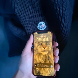 Moncler jacka - Priset går och diskutera har haft den i 1-3 månader jag köpte den för 6000 och då va den nästan helt ny och den är snygg den är för stor och det är en vår och höst jacka