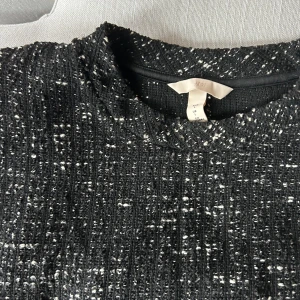 Stickad kortärmad tröja  - Storlek L men mindre i passform  M-L