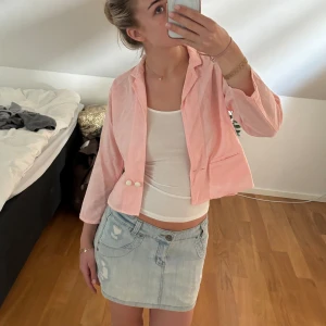 Rosa jacka  - Säljer denna fina jackan/kavaj i linne material💕Den är en äldre H&M modell men är i väldigt bra skick utan någon defekt. Den går att knäppa där framme, men snyggast öppen😊Blir perfekt nu till sommaren.🤩