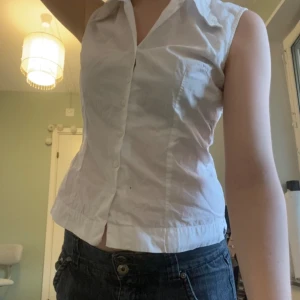 fitted shirt - figursydd ärmlös topp