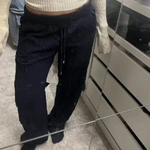 Linnebyxor  - Säljer dessa superfina marinblåa Linnebyxorna ifrån Zara, då de ej kommer till användning. Köptes förra sommaren men använda ca 2 gånger💗 Skriv för egna bilder och vid frågor💗Nypris 379