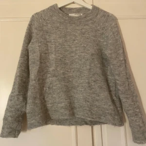 Stickad tröja - Jätte fin stickad tröja i ullblandning. Tröjan är i storlek M men skulle säga att den passar mer som en S. Från märket selected femme.