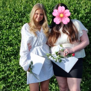 Klänning  - Vit sommarklänning från NA-KD i jättefint skick. Endast använd en gång på skolavslutningen, lappen är kvar. Originalpris på hemsidan är 599kr. Den har snören vid midjan och bysten som man kan dra åt så den passar bättre. Skriv för fler frågor!💓