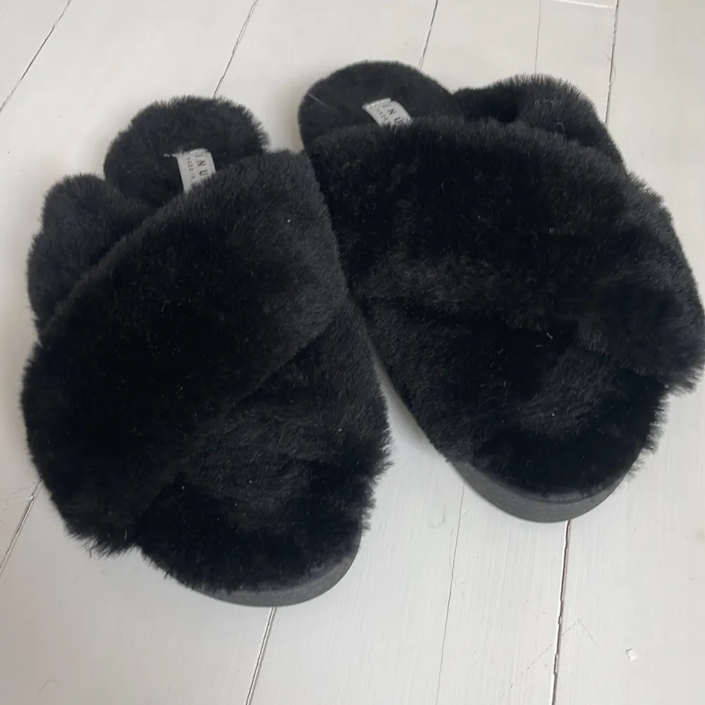 Är i väldigt bra skick och har nästa aldrig använt tofflorna, är också väldigt sköna💕. Kengät.