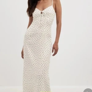 Långklänning  - Superfin sommarklänning från NAKD perfekt till midsommar, säljer då den tyvärr va förliten för mig, bara att skriva vid frågor🩷