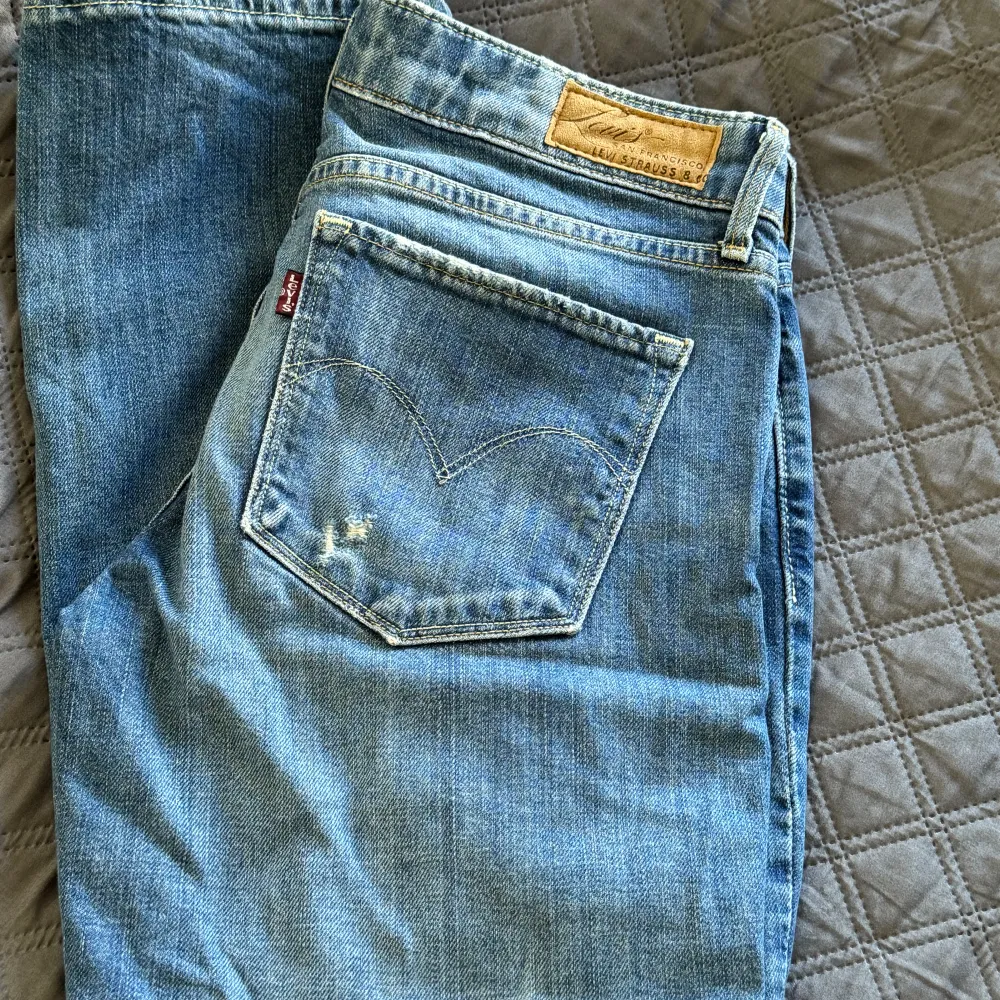 Väldigt schyssta blå jeans med inslag av modernt slitna detaljer. Jeans & Byxor.