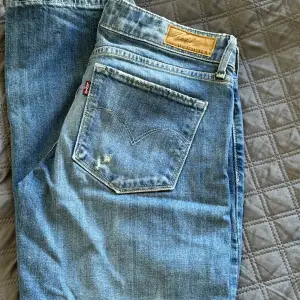Väldigt schyssta blå jeans med inslag av modernt slitna detaljer