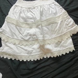 Kjol - Älskar och är mycket användbart!✨ Kan sänka priserna vid snabb affär. Inga defekter:) Är 164cm lång och garderob-utrensar. Kontakta mig för fler bilder💕