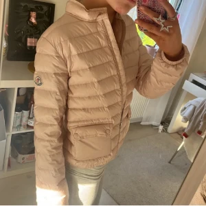Rosa Moncler lans giubutto jacka  - Säljer nu min jättefina Moncler lans jacka🩷 i superbra skick förutom defekt på bild 3💘 nypris 10.699kr, självklart äkta 