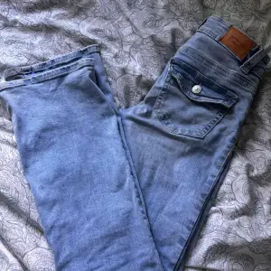 Säljer dessa Y2k lågmidjade jeans från ginatricot i storlek xs