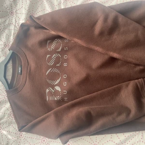 Hugo Boss Sweatshirt - Hugo Boss Sweatshirt i mycket bra skick! Storlek S  Pris kan diskuteras!