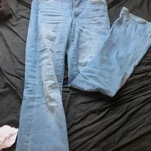 Blåa jeans - Älskar och är mycket användbart!✨ Kan sänka priserna vid snabb affär. Inga defekter:) Är 164cm lång och garderob-utrensar. Kontakta mig för fler bilder💕