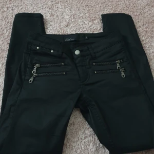 Typ skinnbyxoer, finbyxor, jeans med dragkedjor, byxor med dragkedjor vid ficka - Pris kan diskuteras Skriv gärna privat vid några frågor 
