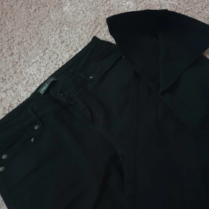 Only jeans, jeans med slit  - Svarta jeans  sytt till sliten själv