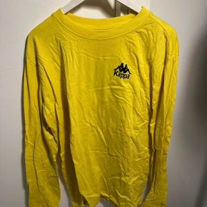 Kappa tröja - Långärmad t-shirt från kappa. Använd fåtal gånger, inga defekter, bara skrynklig:)