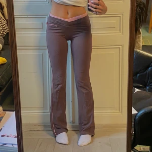  Yoga pants  - Jätte snygga  lågmidjade yoga pants / mjukisbyxor från 2000’talet. Bootcut modell. Inebenslängd 84cm. Midjemått 72 cm. Ytterben 102cm