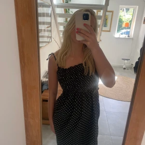 Prickig sommar klänning - Aldrig använd så mycket bra skick! Köpt på HM förra året!