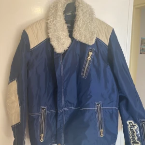 Diesel Jacka - Tjockare regnkappa med fodring, vintage diesel från tidigt 2000  Storlek passar M-L