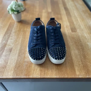 Christian Louboutin - Säljer dessa sjukt feta loubotins🔥  Marinblå med vit sula o kromade spikar🙌  Skick 8/10 de svarta under går att gå bort med lite vilja, anvönda fåtal gånger🙌  Säljer pga att de är för små för mig Pris ej hugget i Sten