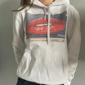 Hoodie med snyggt tryck - En nästan helt oanvänd vit Hoodie från the cool elephant med snyggt tryck. Den är i storlek XS men passar även S. Nypris 600kr och säljer på grund av att den är lite stor.❤️