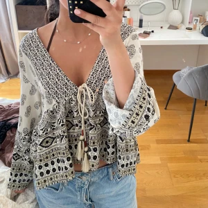 blus från zara - säljer en blus från zara som är helt oanvänd❤️