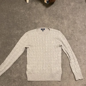 Ralph lauren cabel knit  - Hej! Jag säljer min Ralph lauren sweatshirt. Använd några gånger skicket 10/10 känns som ny. Storlek S. ny pris 2500 SEK (Pris kan diskuteras)