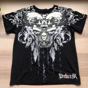 Emo tröja - En T-shirt köpt på loppis för 200kr. Säljer eftersom den inte passade helt rätt. Har ingen lapp men skulle säga att den är en XS-S.🙉