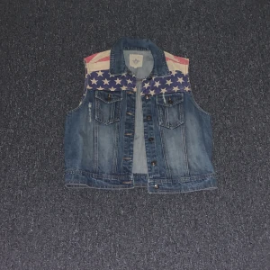 Denim väst. - As cool denim väst som inte kommer till användning. Står storlek 14 (vet inte vad det blir men skulle säga m). Inga defekter eftersom den är helt ny och oanvänd! Skriv till mig vid funderingar🩷