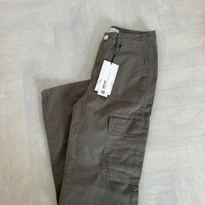 Zara cargobyxor gröna - Säljer ett par oanvända cargobyxor från Zara I storlek 34 Nypris 359, säljer för 150!