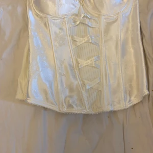 Korsettopp - Fin korsettopp med en fläck bak men går säkert att tvätta bort, 75C