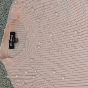 Rosa t shirt  - Fin rosa t shirt med vita dekorer. Köpt för länge sedan och aldrig använd. Storlek XS