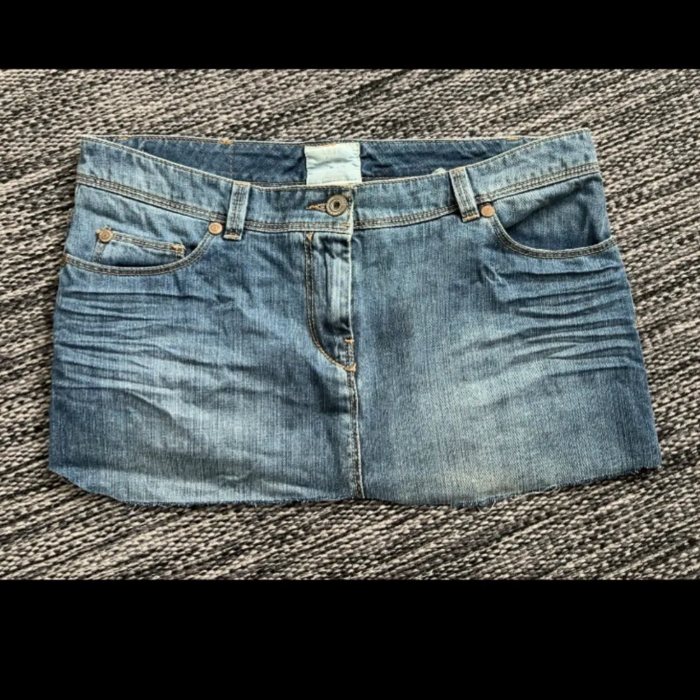 Jeans kjol köpt på H&M för väldigt länge sedan. Köpt som lång jeanskjol, sedan har jag klippt den kort. Passar tyvärr inte mig då den är förstor. Väldigt fin och sitter bra på någon som är S-L. Kontakta mig för funderingar och frågor! 💘. Shorts.