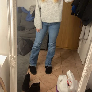 Jeans från lager 157 - Fint skick, storlek 38 men passar 36 också! Modellen heter Full lenght flare!