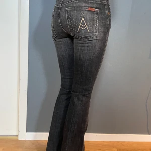 7 for all mankind jeans - Jag säljer ett par jättefina 7 for all mankind low waist jeans, som tyvär inte kommer till användning. Sitter jätte fint på, med detaljer på fickorna.  Färg: urtvättat svart/ mörk grå.  Storlek 27 sitter som xs/s 