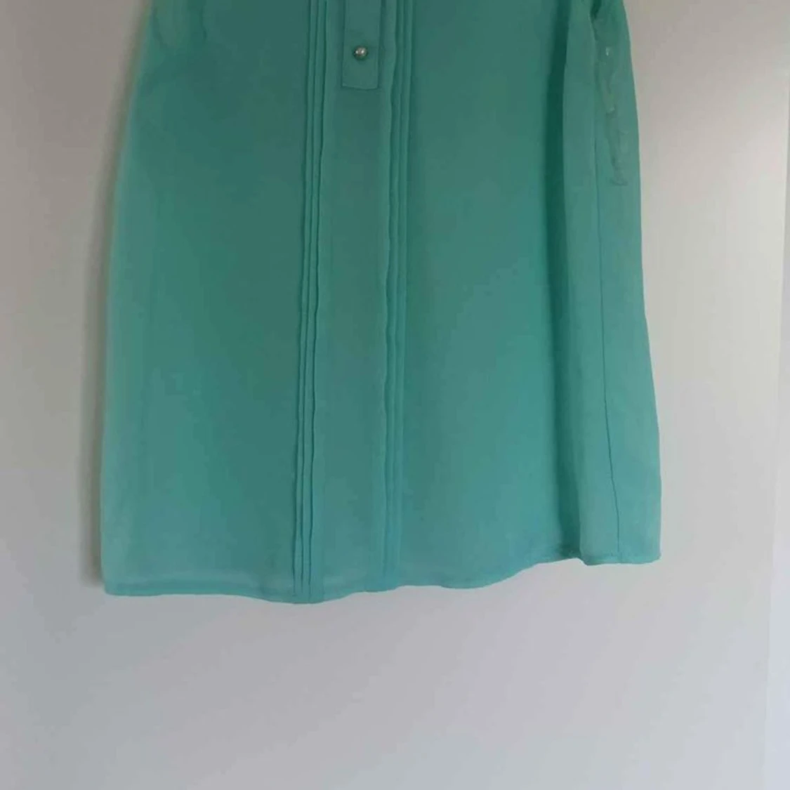 Blusarna har olika priser