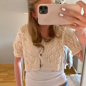 Virkad kofta - Söt virkad kofta från Zara, aldrig använd 🫶🏼🫶🏼 