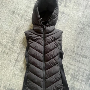 Väst - Jätte bra skick, använd förut. OBS inte min bild/bara ett exempel på hur fint den formar kroppen. Jätte bra till våren och hösten och passar bra till tunna och tjockare tröjor. (Allt) Pris går alltid att diskuteras