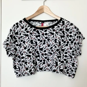 Croppad t-shirt - Croppad t-shirt med Musse pigg-mönster från H&M.  ⭐️ Använd ett fåtal gånger.  Djur- och rökfritt hem.