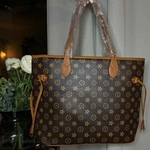 Handväska  - Jättefin stor och rymlig handväska med flera fack. Helt ny aldrig använd. 