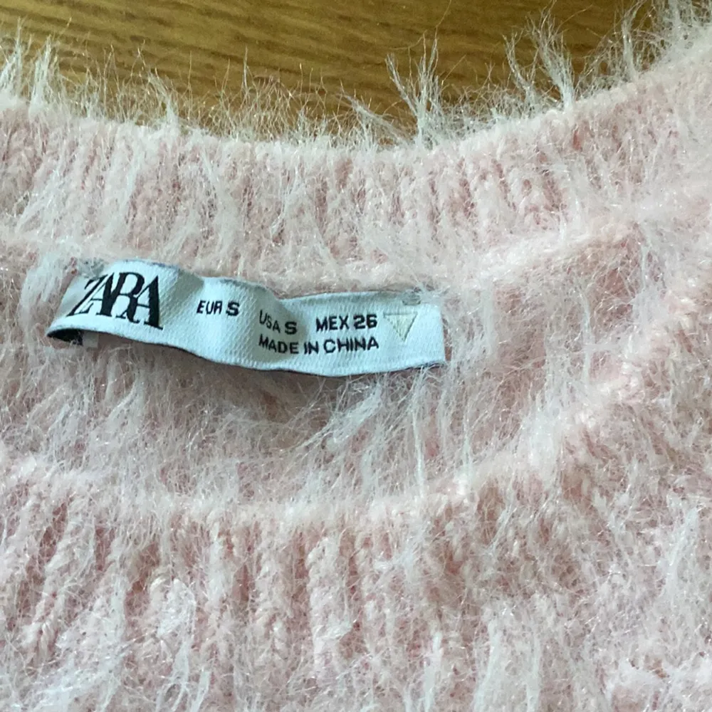 säljer denna fina zara tröja, den är stickad och är i rosa💗 säljer pgr av att den inte satt jag jag ville, säljer för 200kr! sitter som en xs/xxs . Toppar.