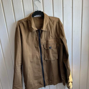 Stone island overshirt  - Stone island overshirt,  Skicka 9/10, storlek M Kvitto och tags från nk finns, pris går att diskutera vid en snabb affär👍