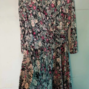 Sommarklänning från Sthlm Klänningsfabrik - Använd men inte sliten, modellen är över knäna på mig som är 160 men går att bära om en är längre. Jag har stl S/M och denna modell är superfin och snäll med alla kurvor. Trikå. Jag säljer pga måste rensa ut för jag har många. Originalpris 1300