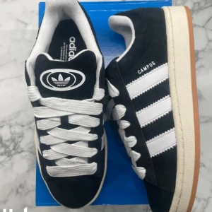 Utsåld adidas campus 00s❤️‍🔥 - ❤️‍🔥Säljer mina cmapus 00s i svart storlek 40 1/3 använd fåtal gånger som nya❤️‍🔥Utsådla överilat❤️‍🔥