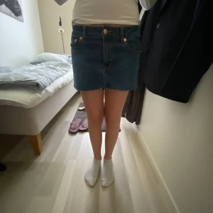 SUPERSNYGG JEANSKJOL - Säljer denna as snygga jeanskjol i storlek XS/S/M. Passar även /XL då den är stretchig. Inge defekter men lite ojämn då den är tröttad och lite sliten därefter priset sänks❤️❤️