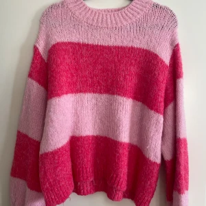 Stickad tröja - Rosa stickad tröja, den är mjuk så den är inte stickig🩷 