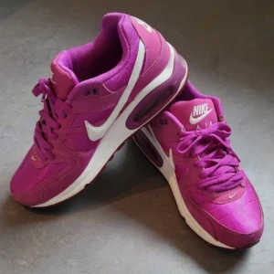 Rosa Nike Air Max  - Ett par ceriserosa Nike Air Max med vita detaljer i en modell som jag tror är rätt unik. Storlek 39 och sitter som 39. Mycket fint skick, sparsamt använda och ej ingångna. Skriv om du funderar över något 🩷