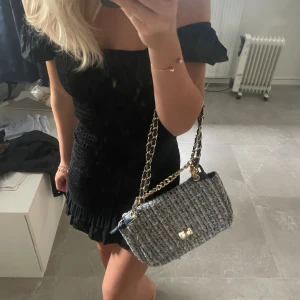 Gullig väska - Säljer denna så trendiga och populära väska från Spanien! Går både att ha bandet kort och långt💓